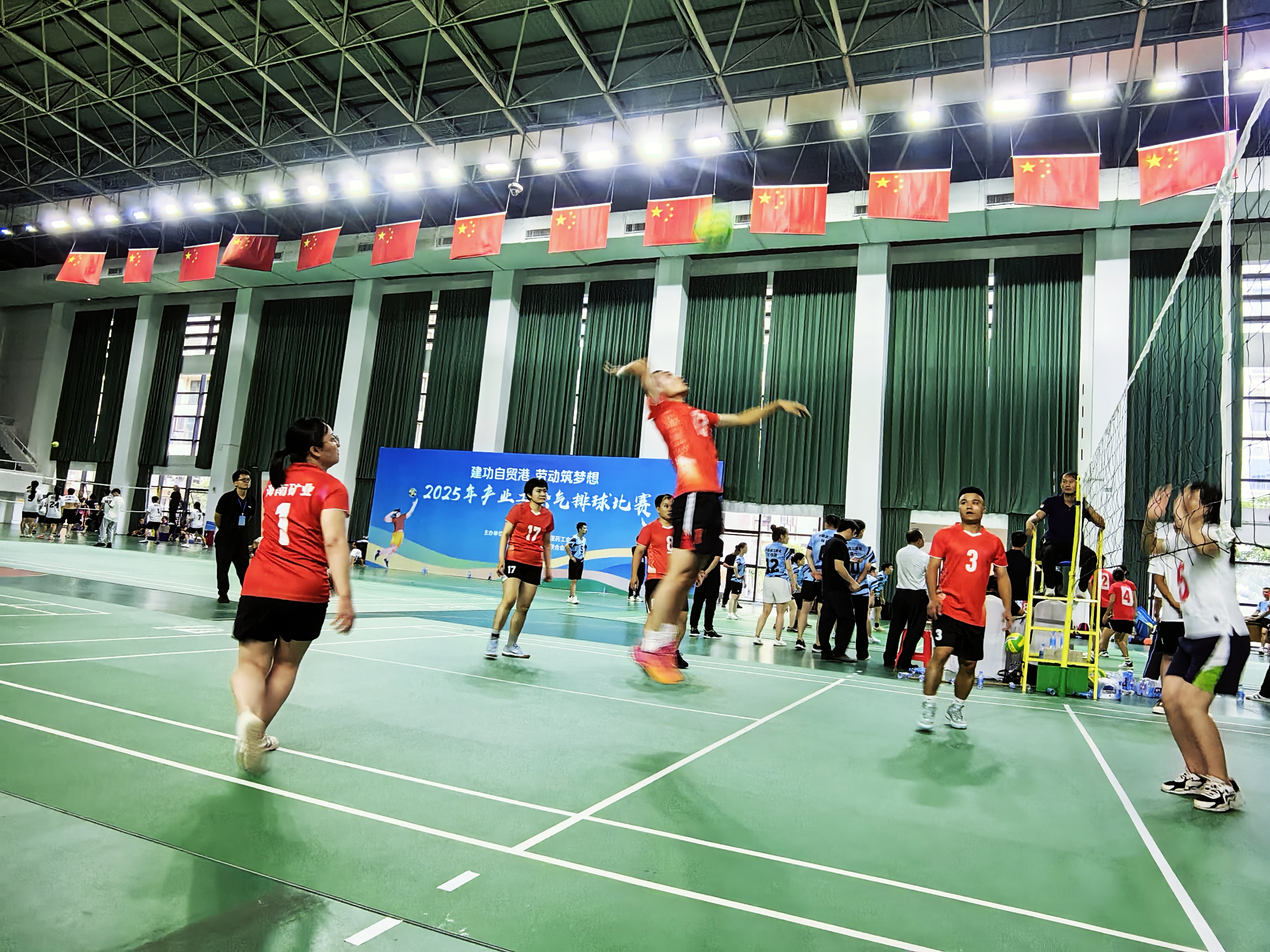 海南矿业参加海南省产业工会气排球比赛获“优秀组织奖”